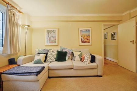 2 Bed Flat, Goldhawk Road, W6 - Photo 2