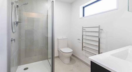 Spacious Two Bedroom Townhouse - Photo 5