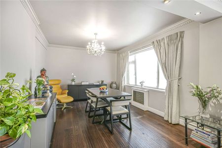 Spacious three bedroom apartment in a portered building adjacent to Regent's Park - Photo 2