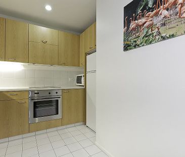 Stylish City One-Bed in Mount Street - Furnished Oasis - Photo 3