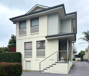 Charming Coastal Retreat in Blue Bay - Photo 4