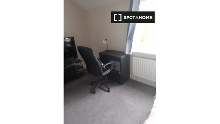 Spacious room in 3-bedroom house in Blancharstown, Dublin - Photo 2