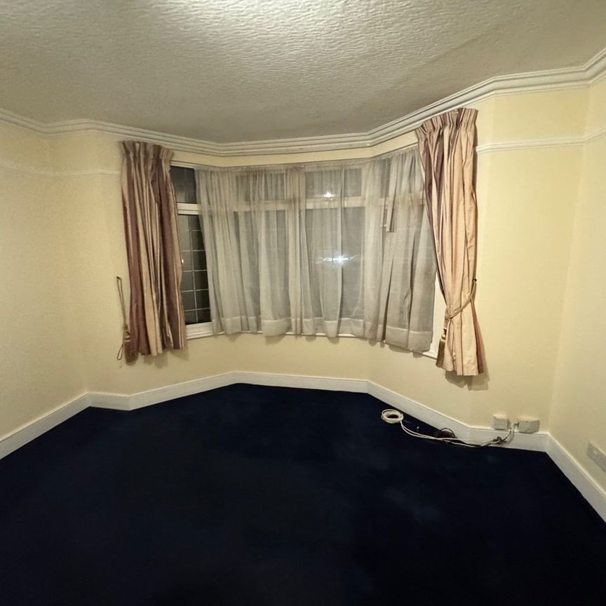 1 Bed Flat, Pinner Road, HA1 - Photo 2