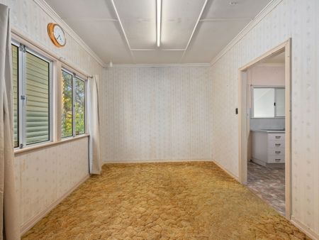 19 Russell St, Silkstone QLD 4304 - House For Rent | Domain - Photo 2