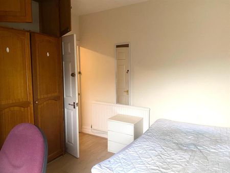 Room For Rent Queen Street, Pontypridd - Photo 2