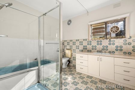 Spacious Family Home in Prime Fawkner Location - Photo 5