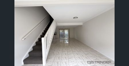SPACIOUS TOWNHOUSE - Photo 2