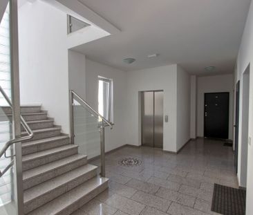 Atrakcyjna kawalerka na wynajem - Zdjęcie 2