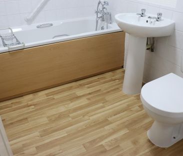 4 bedroom semi-detached house to rent - Photo 5