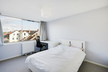 3 bedroom flat to rent - Photo 2