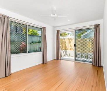 Modern Three Bedroom Home Moments from Clarkes Beach - Photo 4