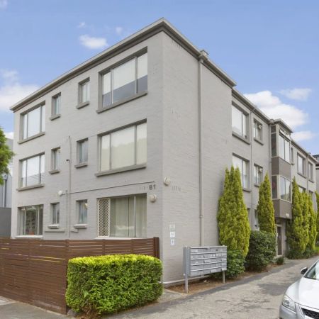 LIGHT, BREEZY AND SECURE APARTMENT - Photo 4