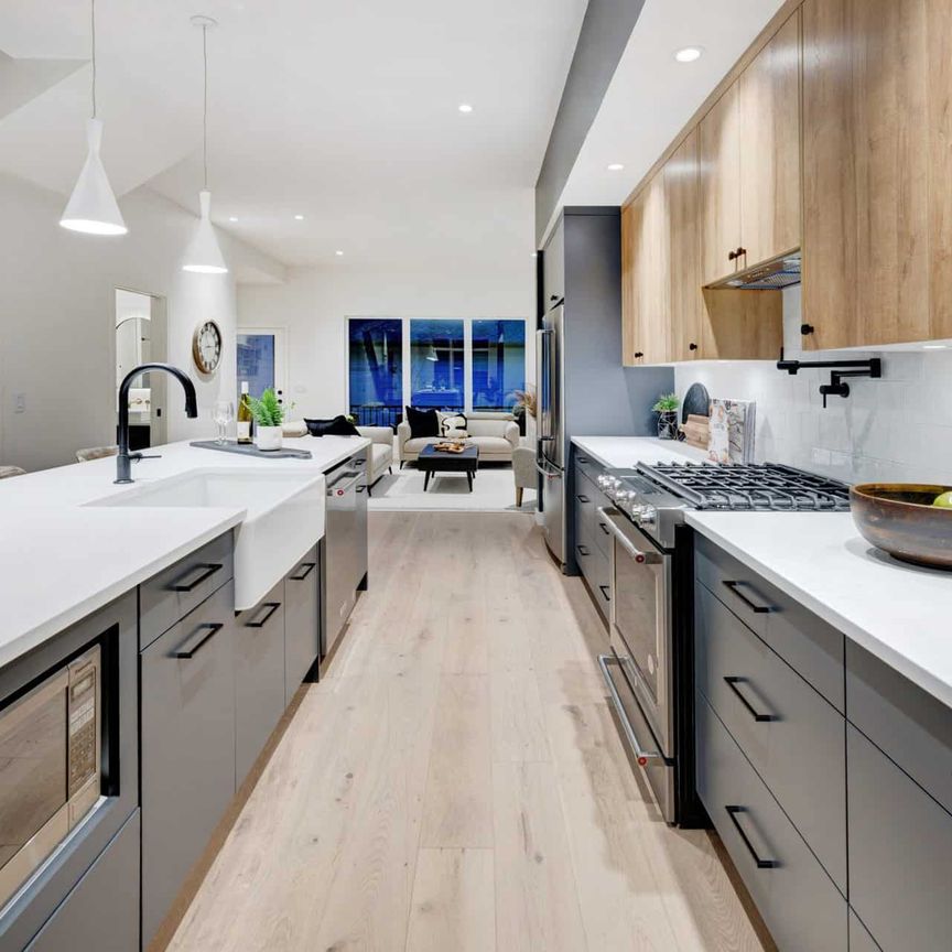 3 Bedroom, 2.5 Bath Luxury townhome - Photo 1