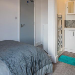 1 bedroom in a house share to rent - Photo 2