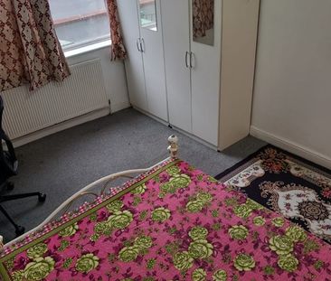 Room in a Shared House, Plashet Grove, E6 - Photo 5