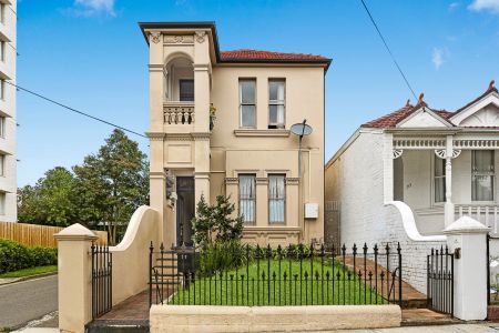 Large Garden Apartment - Photo 5