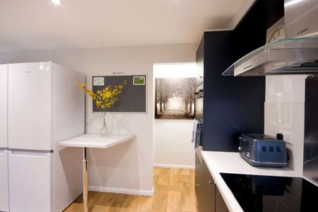 Superb and Spacious Eco-friendly house with fantastic communal space and gardens - Photo 4