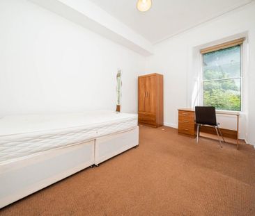 3 bedroom flat to rent - Photo 4