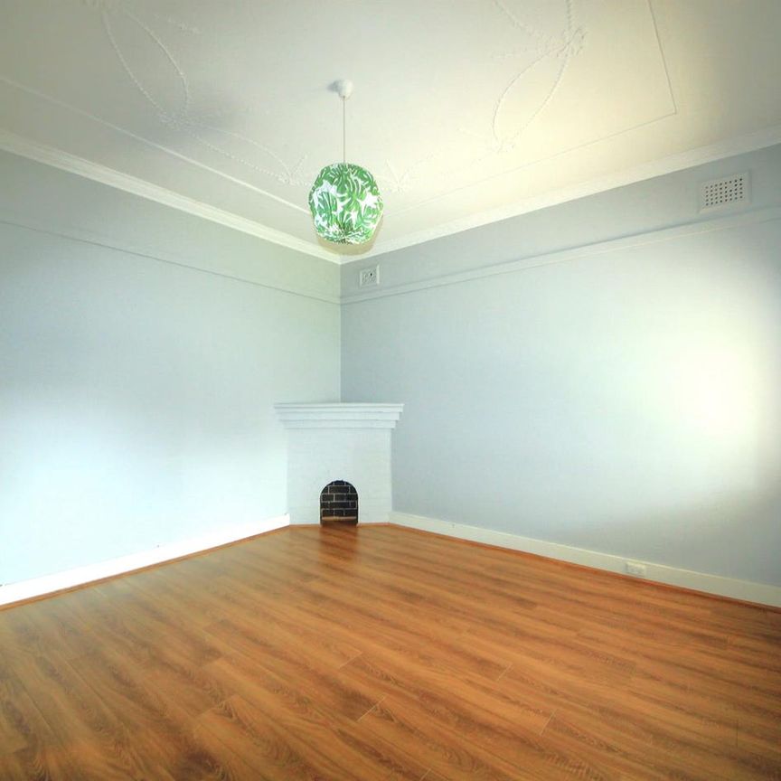 ENORMOUS THREE BEDROOM HOME LARGE INSIDE AND OUT - Photo 1