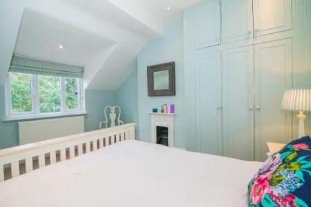 2 bedroom flat in Richmond - Photo 4