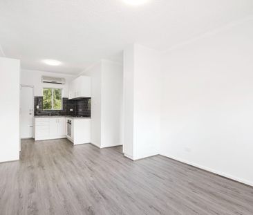 Well-presented, 2-bedroom unit on the upper level - Photo 4