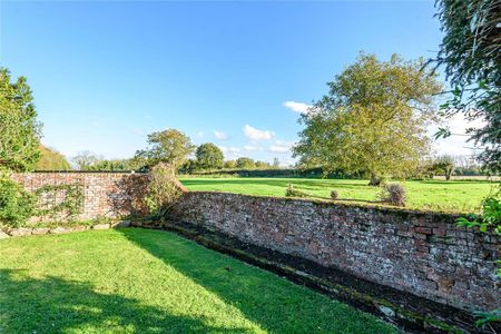 A charming a characterful home in the village of Laddingford. - Photo 2