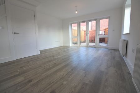 Cattle Crescent, Beaulieu Park, Chelmsford - Photo 2