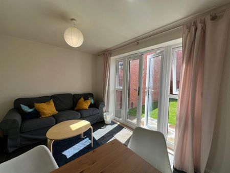 Semi-detached house to rent on - Photo 2