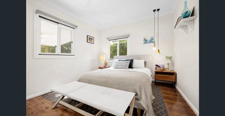 White picket fence and stylish home - Photo 2