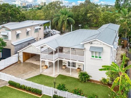 Executive waterfront home - Photo 2