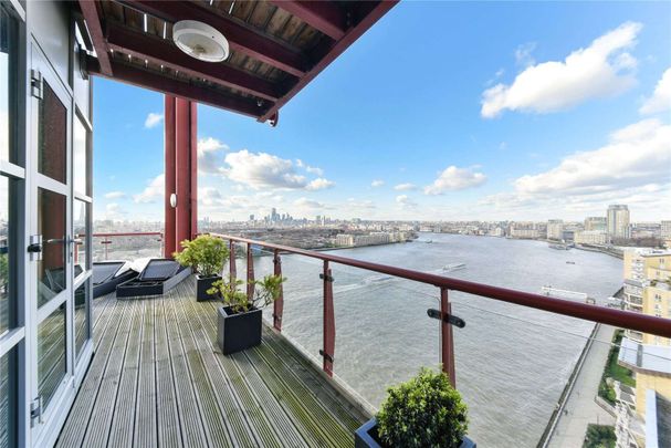 Offering panoramic views across the London skyline, is this exceptional 17th floor penthouse apartment which is conveniently located for Canary Wharf. - Photo 1