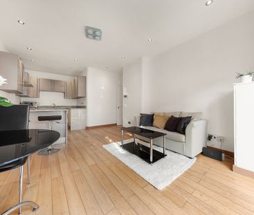 1 Bed Flat, Moore Park Road, SW6 - Photo 3