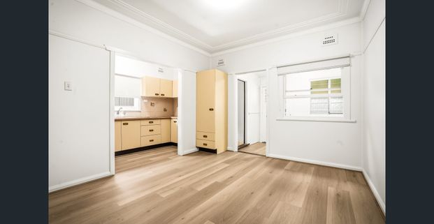 Freshly Painted 3 Bedroom Home, Brand New Flooring Throughout! - Photo 1