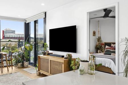 Stylish one bedroom apartment in the hear of Woden with a gym and pool in the complex! - Photo 4