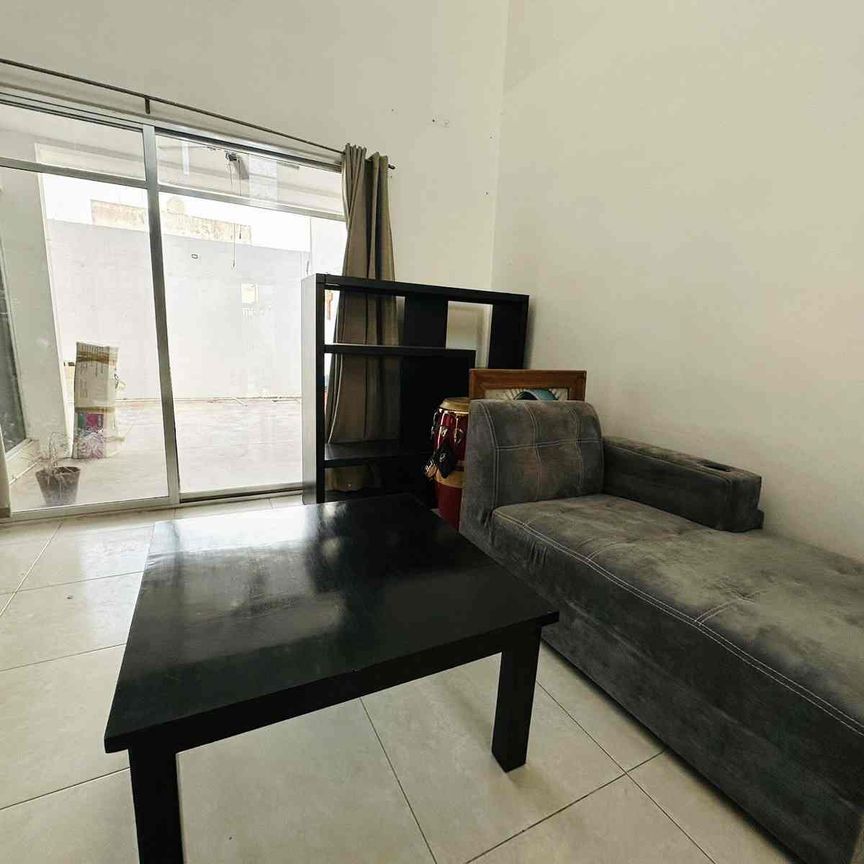 Casa semi-amueblada, con recámara en Planta Baja, con portón eléctrico. - Photo 1
