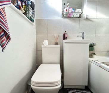 2 Bedroom House - Mid Terrace To Let - Photo 5