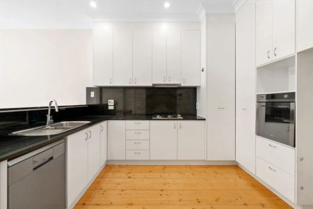 Modern family home in unbeatable location - Photo 2