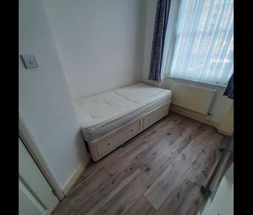 Studio Flat, Tachbrook Street, SW1V - Photo 5