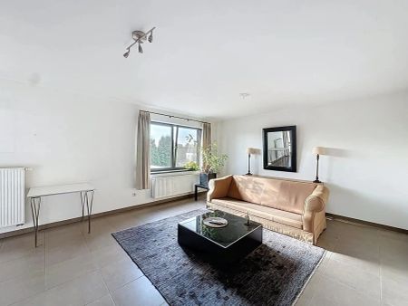 Ruim appartement met 2 slaapkamers, terras en overdekte staanplaats. - Photo 2