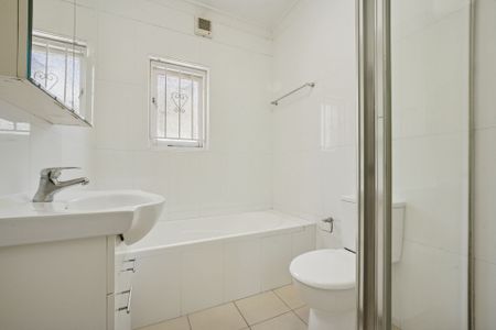 Spacious 2 Bedroom Apartment in the Heart of Waverley - Photo 2