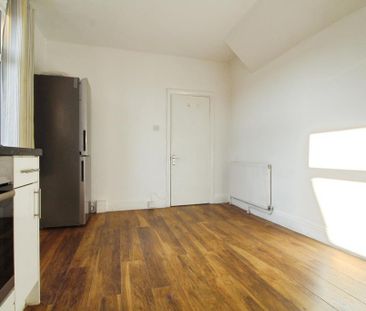 3 bedroom flat to rent - Photo 5