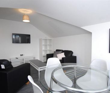 3 bedroom flat to rent - Photo 3
