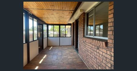 Neat & Tidy 3 Bedroom House! Close To Blacktown CBD - Photo 4