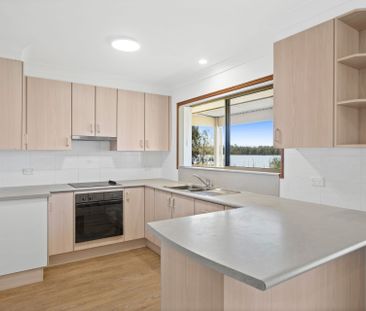 Well Presented Three Bedroom Villa with Lake Views - Photo 3