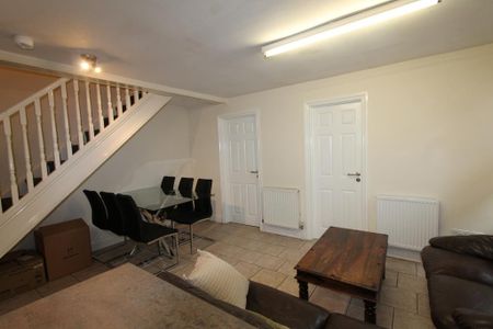6 bedroom flat to rent - Photo 2
