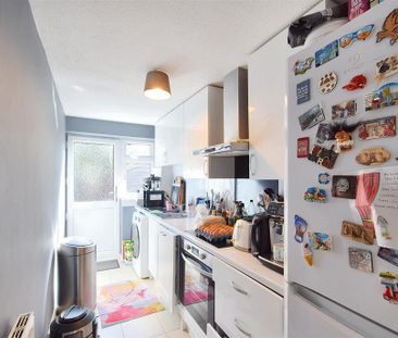 3 bedroom semi-detached house to rent - Photo 5