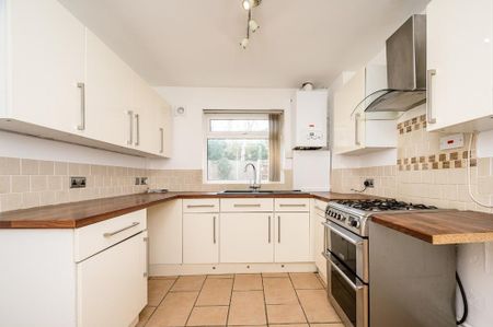 3 bedroom semi-detached house to rent - Photo 2