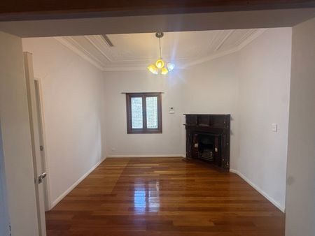 Spacious & Versatile Family Home in a Prime Burwood Location - Photo 3