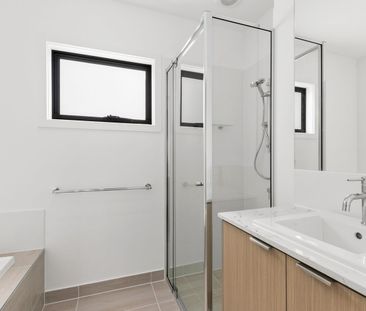 Modern and Stylish Living - Photo 5