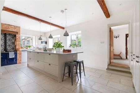 An impressive detached farmhouse situated in a rural position - Photo 5